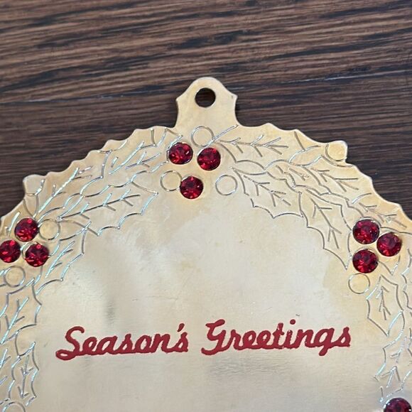 Vtg  1991 Gloria Duchin gold brass Season’s Greetings wreath Christmas ornament - Picture 2 of 5